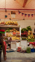 Fotografía de un mercado tradicional capturando la esencia colorida y artesanal detrás de Jugo Project.