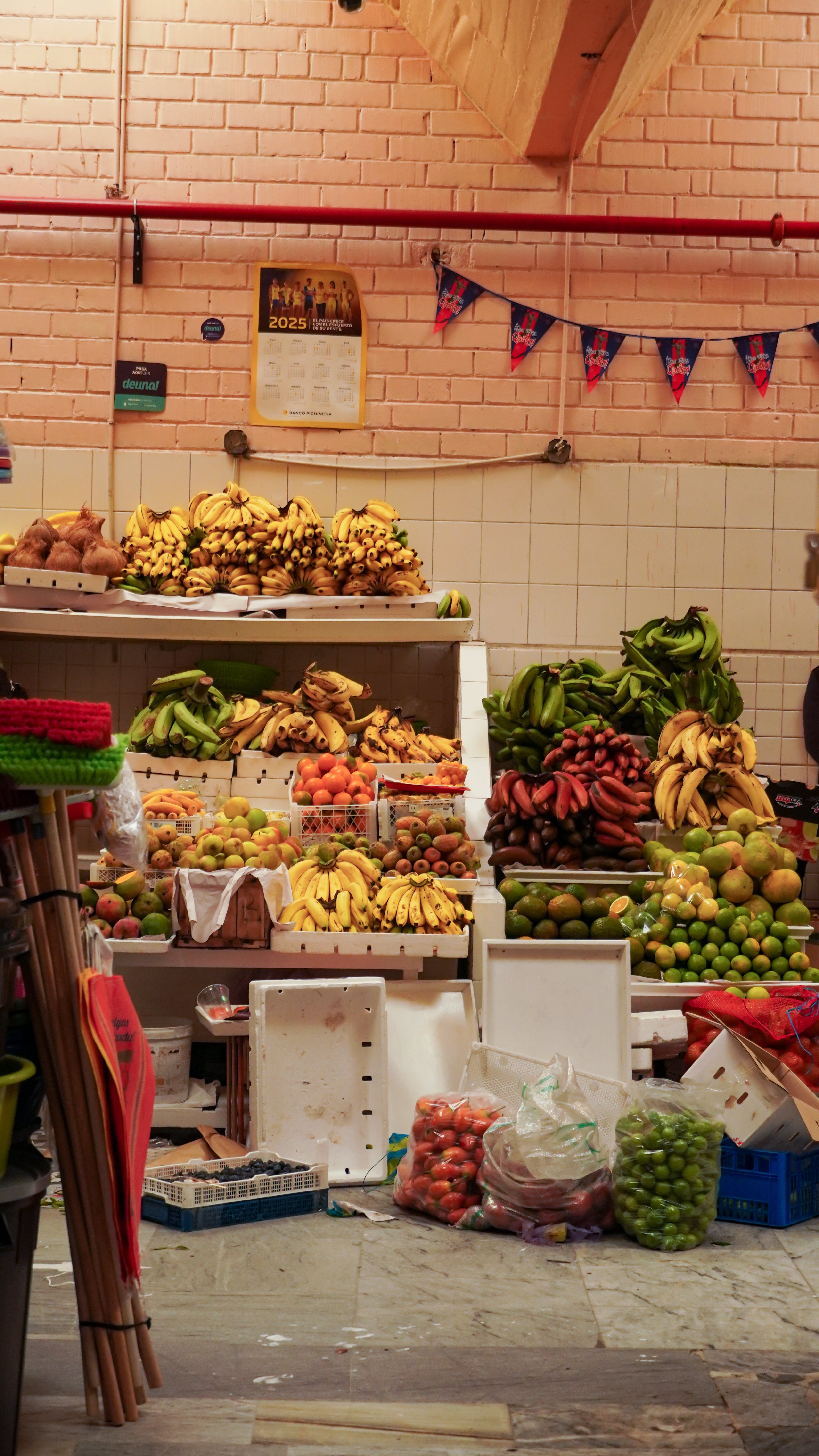 Fotografía de un mercado tradicional capturando la esencia colorida y artesanal detrás de Jugo Project.