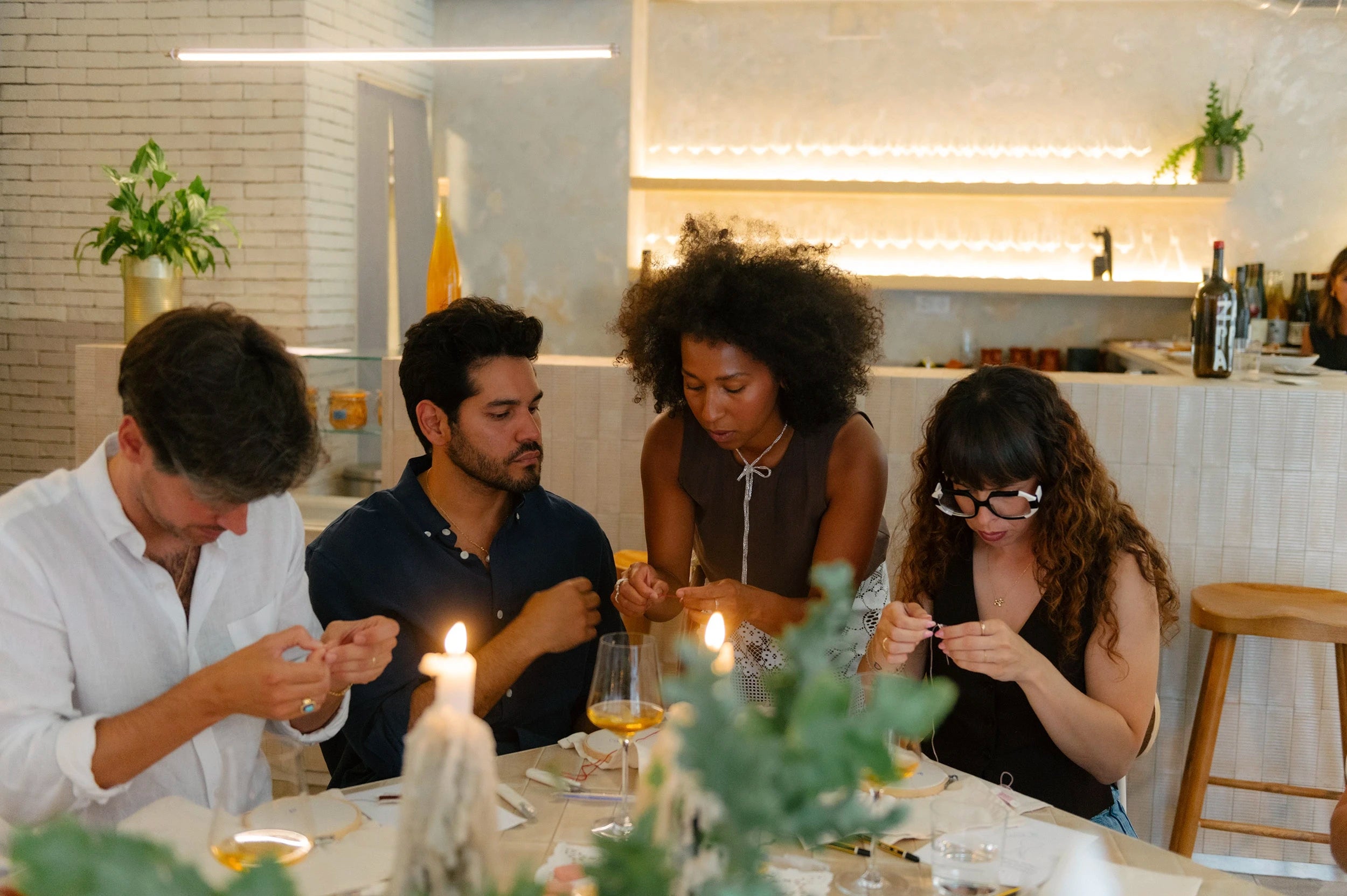 Encuentro del Club Textil de Jugo en un ambiente relajado con vino, velas y bordad a mano en bastidor
