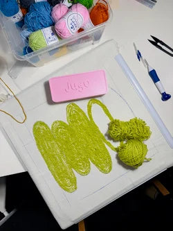Materiales y muestrario de colores para el taller de iniciación al Punch Needle organizado por Jugo Proyect en Gijón.